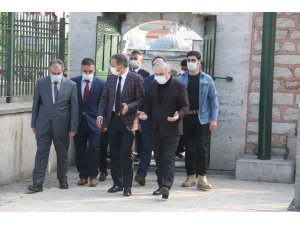 İstanbul Valisi Yerlikaya Fatih Sultan Mehmet Han’ın türbesini ziyaret etti