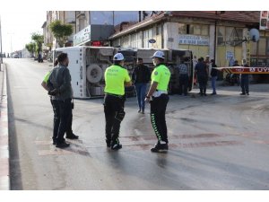 Karaman’da ticari taksiyle çarpışan işçi servisi devrildi: 11 yaralı