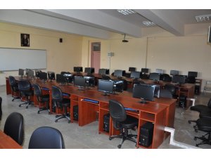 KAEÜ’si şehirde bulunan tüm öğrencilere bilgisayar laboratuvarlarını açtı