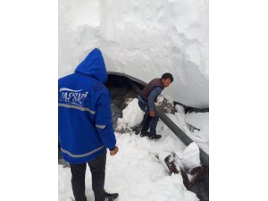 8 metre karın altındaki içme suyu hattına ulaşarak Gülek’e takviye su sağladılar