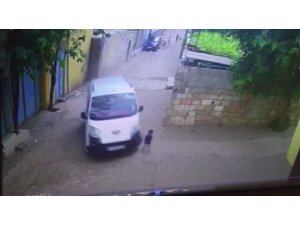 2 yaşındaki çocuğun araç altında kaldığı anlar güvenlik kamerasında