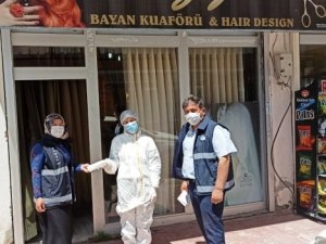 Belediye zabıta ekipleri ücretsiz maske dağıttı