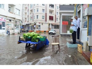 Lüleburgaz’da 20 dakikalık yağmur sonrası sokaklar göle döndü
