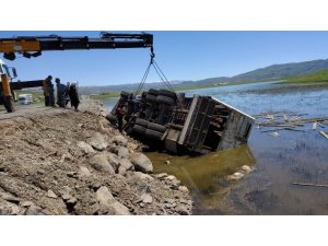 Bingöl’de kaza: 4 kişi yaralandı, çok sayıda koyun telef oldu