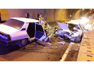 Tünelde otomobiller kafa kafaya çarpıştı: 4 yaralı