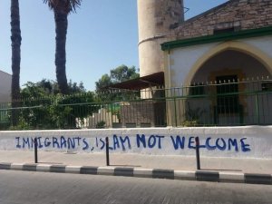 Güney Kıbrıs’ta camiye çirkin saldırı