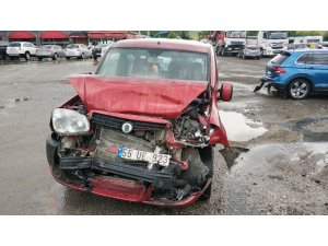 Samsun’da kamyonet kırmızı ışıkta otomobile çarptı: 4 yaralı