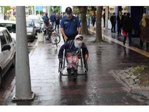Sakarya’da engelli vatandaşa polis ekipleri yardım etti
