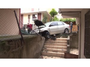 Freni tutmayan otomobil apartmanın bahçesine daldı: 1 yaralı