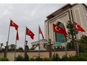 Yabancı turist gelmeyince oteldeki bütün direklere Türk bayrağı çekildi