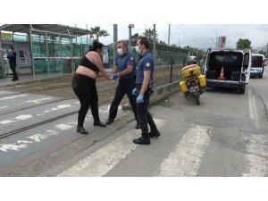 Samsun’da yola atlayan yarı çıplak kadını polis kurtardı