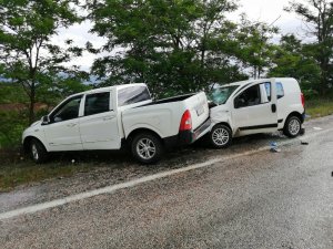 Yağmur nedeniyle kayganlaşan yolda iki araç çarpıştı: 4 yaralı