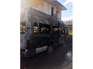 Mahalle muhtarına ait minibüs gece yarısı yandı