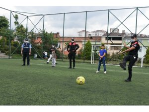 Çocuklar sokağa çıkma izinlerinde polis ve zabıta ekipleriyle futbol oynadılar, ip atladılar