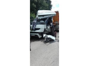İki kamyon kafa kafaya çarpıştı: 2 yaralı