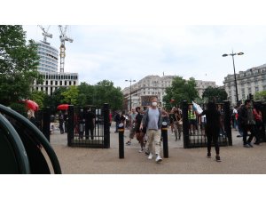 Londra’da binlerce kişi George Floyd için yürüdü