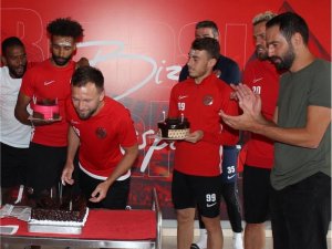 Antalyaspor 3 futbolcusunun doğun gününü kutladı