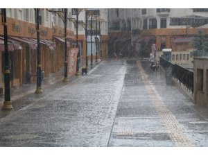 Dolu ve yağmur vatandaşlara zor anlar yaşattı
