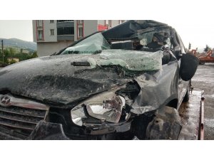 Tıra çarpan otomobil sürücüsü ağır yaralandı