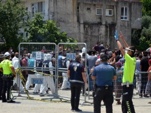 Antalya'da karantinanın uzatılmasına mahallelinin tepkisi büyük oldu: Polise taş attılar