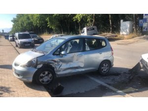 Kavşakta otomobiller birbirine girdi: 2 yaralı