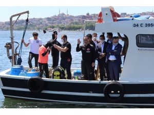 Beyoğlu Belediye Başkanı Yıldız Dünya Çevre Günü’nde Haliç’e daldı
