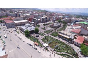 Erzurum’da binlerce vatandaş cuma namazı kılmak için kent meydanlarına akın etti