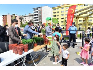 Kastamonu Belediyesi, çocuklara 15 bin çiçek fidesi dağıttı