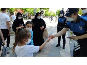 Çocuklara polis şefkati