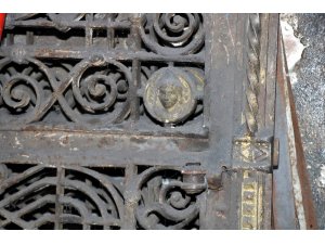 Papaz ve tarihi eser avcıları ’esrarengiz kapı’nın peşinde