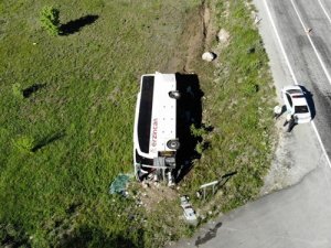 Erzincan'da yolcu otobüsü devrildi: 19 yaralı
