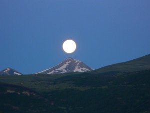 Posof’ta ay ışığında Arsiyan Dağı
