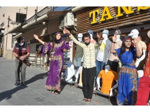 Ayakkabı bağcıkları ile sosyal mesafe oluşturup halay çektiler