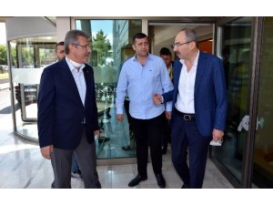 Başkan Gülsoy ve Akay ameliyat olan Burhan Ersoy’u ziyaret etti