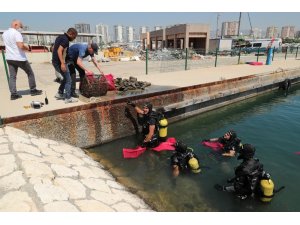 Mersin’de dalgıç polisler sualtı dip temizliği yaptı