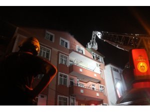 5 katlı binanın çatısında çıkan yangın korkuttu