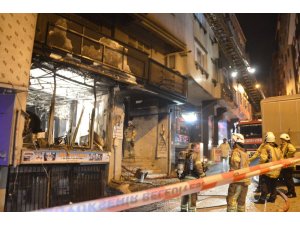 4 katlı binayı saran yangında 2 kişi mahsur kaldı