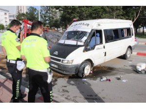 Karaman’da tarım işçilerini taşıyan minibüs devrildi: 4 yaralı