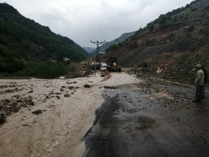 Giresun’da  sağanak yağış karayolunu ulaşıma kapattı