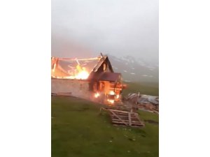 Yaylada yıldırım düşen ev yandı
