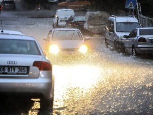 Ankara'da etkili olan sağanak yağışta alt geçitleri su bastı, çok sayıda araç suya gömüldü
