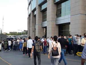 Duruşmalar başladı, İstanbul Adalet Sarayı önünde uzun kuyruklar oluştu