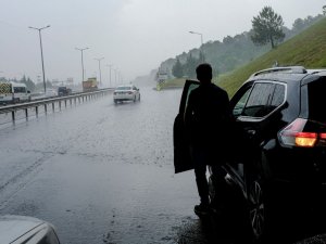 İstanbul'da şiddetli yağış: Sürücüler üst geçit altlarına sığındı