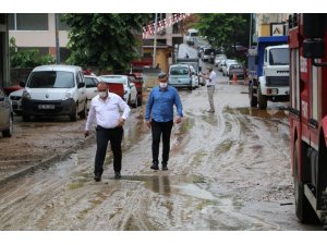 Rize’nin İyidere ilçesinde şiddetli yağmur nedeniyle 20 iş yerini su bastı