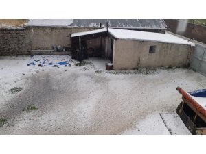 Kars’ta sabah saatlerinde dolu yağışı