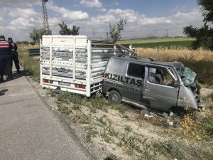 Canlı hayvan yüklü kamyonetle panelvan araç çarpıştı: 2 ölü