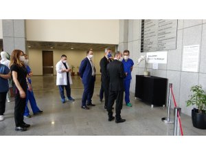 Korona virüsle mücadele eden sağlık çalışanlarına destek için ‘Karantina-Yeni Medeniyet’ resim sergisi açıldı