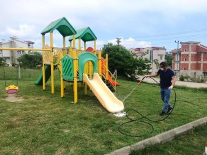Çocuk oyun parkları dezenfekte edildi