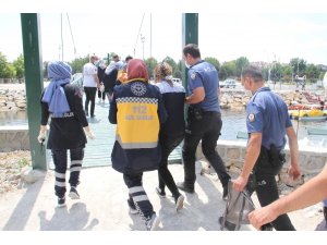 Göle atlayan kadını suya giren polisler kurtardı