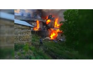 Yangında 5 ev, 5 ahır ve samanlıklar yanarak kül oldu